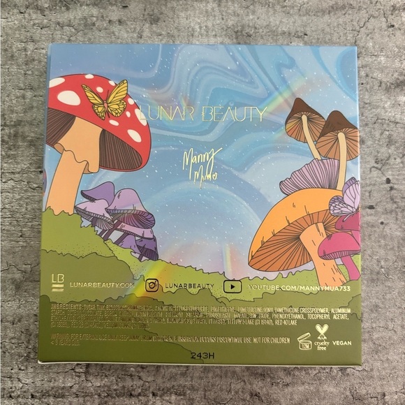 ✨ Lunar Beauty Moonshroom Highlighter Palette by Manny MUA - 13 g / 0.46 oz - Picture 6 of 6